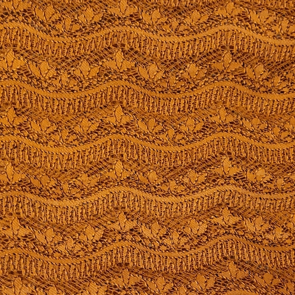 Luna Moon Stunning turmeric lace weave top LIKE NEW - Picture 5 of 14
